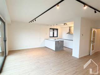 <p>Prachtig gerenoveered appartement met garagebox in Ranst!</p><p>In een rustige en aangename omgeving in Ranst bevindt zich dit gerenoveerd appartement, gelegen op de tweede verdieping van een kleinschalig gebouw zonder lift.</p><p>Het appartement verwelkomt u via een inkomhal die toegang biedt tot alle ruimtes. De lichtrijke leefruimte vormt het hart van de woning en omvat verder de mooie open keuken. Deze is uitgerust met alle comfort: spoelbak, kookvuur, dampkap, ijskast, combi-oven en vaatwasser. Verder beschikt het appartement over een apart toilet, een praktische berging, twee volwaardige slaapkamers en een badkamer. De badkamer is voorzien van een inloopdouche en dubbele wastafel met meubelkast</p><p>Achteraan bevindt zich een terrasje.</p><p>Tot slot is er nog de ruime garagebox, die zorgt voor comfortabel parkeren en extra bergruimte.</p><p>Bent u op zoek naar een instapklaar appartement? Aarzel dan niet en plan vandaag nog uw bezoek: 03/645 0 645.</p>