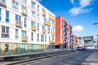 <strong>De ligging</strong><br />Dit appartement is gelegen in de Sint-Janslaan te Kortrijk, op <strong>wandelafstand van het shoppingcenter 'K In Kortrijk</strong>', de <strong>Veemarkt </strong>alsook de <strong>Grote Markt</strong> van Kortrijk. Kortom, talloze winkels, horecazaken alsmede overige faciliteiten zijn allen te voet bereikbaar! Het openbaar vervoer stopt letterlijk aan de overkant van de straat, het <strong>station </strong>van Kortrijk bereikt u op amper 8 min. wandelen. Tevens is het op- &amp; afrittencomplex van de E17 op ca 10 min. rijden gelegen. Kortom, <strong>werkelijk een toplocatie</strong>!<br /><br /><strong>Het appartement</strong><br />Het appartement is gelegen op de 3de verdieping van 'Residentie De Wijngaard - blok 1' en kijkt uit vanuit de woonkamer en het terras op de <strong>gemeenschappelijke binnentuin</strong> van de residentie. Er zijn ondermeer 2 slaapkamers ter beschikking, een ruime en lichtrijke woonkamer met open keuken voorzien van alle hedendaagse toestellen alsook badkamer met inloopdouche en badkamermeubel. Tevens zijn er een <strong>ondergrondse kelderberging</strong> alsmede <strong>autostaanplaats </strong>inbegrepen in de huur.<br /><br /><strong>Indeling</strong><br />Inkom - apart toilet - berging - ruime woonkamer met open keuken - terras - slaapkamer 1 - slaapkamer 2 en badkamer;<br />Privatieve kelderberging en autostaanplaats in het kelderverdiep.<br /><br /><strong>Kenmerken</strong><br />- Bouwjaar 2018;<br />- Bewoonbare oppervlakte: 84 m² + 7 m² terras;<br />- CV op aardgas;<br />- EPC: 39 kWh/m² jaar - label A.<br /><br /><strong>Troeven</strong><br />- Recent en instapklaar appartement!<br />- Topligging!<br />- Energiezuinig!<br /><br />Beschikbaarheid: onmiddellijk / overeen te komen<br /><br /><span>Gemeen. kosten: 50.00 EUR / maand</span><br /><br />Voor meer informatie of een bezoek ter plaatse reageer via het contactformulier of stuur naar info@hckinvest.be