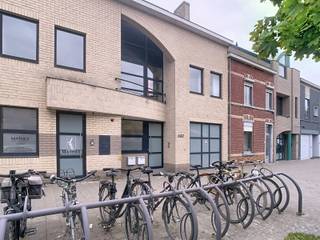 Goed gelegen commercieel gelijkvloers met verschillende mogelijkheden. Bent u op zoek naar een kantoorruimte of een praktijk? Aarzel niet...