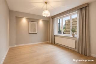 <br />Welkom in dit instapklare appartement op een toplocatie in het centrum van Sint-Truiden. Winkels, horecazaken en het openbaar vervoer bevinden zich op wandelafstand, ideaal voor wie van het stadsleven houdt.<br /><br />De lichtrijke leefruimte van 27 m² profiteert van grote raampartijen en ademt rust en ruimte. De ramen werden in 2019 vernieuwd met hoogrendement dubbel glas. Aansluitend bevindt zich een recent gerenoveerde keuken met inbouwkasten en alle nodige apparatuur.<br />De ruime slaapkamer geeft toegang tot een tweede kamer, momenteel ingericht als dressing maar even geschikt als thuiskantoor of logeerkamer.<br />De verwarming werkt op mazout, maar dankzij de aanwezige gasleiding is een overschakeling naar gas eenvoudig mogelijk. Warm water is reeds op gas voorzien. Verder beschikt het appartement over een kelderberging van 5 m² en een recent vernieuwde lift. De gemeenschappelijke kosten bedragen 500 à 1.000 euro per jaar.<br /><br />Met een huurprijs van 750 euro per maand en een brutorendement van 4,85% is dit appartement een aantrekkelijke investering. Het pand is momenteel verhuurd, waardoor u vanaf dag één van een onmiddellijk rendement geniet.<br /><br />Neem gerust contact op voor meer informatie of een bezoek ter plaatse.