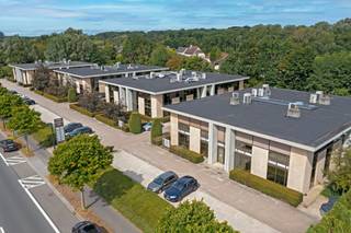 Kantoorruimte van 290 m² te huur in het kwalitatieve kantorenpark Latem Business Park.<br />Ideaal gelegen langs én met visibiliteit van de commerciële Kortrijksesteenweg met een vlotte ontsluiting naar de E40 en de E17.<br /><br /><strong>Technisch:</strong><br />De ruimtes genieten van veel lichtinval dankzij de grote glaspartijen.<br />Daarnaast beschikt het over een keuken, douches en vernieuwde sanitaire voorzieningen.<br />Ruime parkeermogelijkheden bij het gebouw met laadpalen. <br /><br /><strong>Financieel:</strong><br />- huurprijs kantoren: 3.020 euro/maand<br />- parkeerplaatsen aan 750 euro/jaar/parkeerplaats<br />- gemeenschappelijke kosten +- 25 euro/m²/jaar<br /><br />Ook andere oppervlaktes mogelijk. <br /><br />Wenst u meer informatie of zou u graag een bezoek inplannen?<br /><strong>Aarzel niet en contacteer Henry Van Tornhout - KMO Vastgoed: +32 474 13 37 93 of henry@kmovastgoed.be</strong>