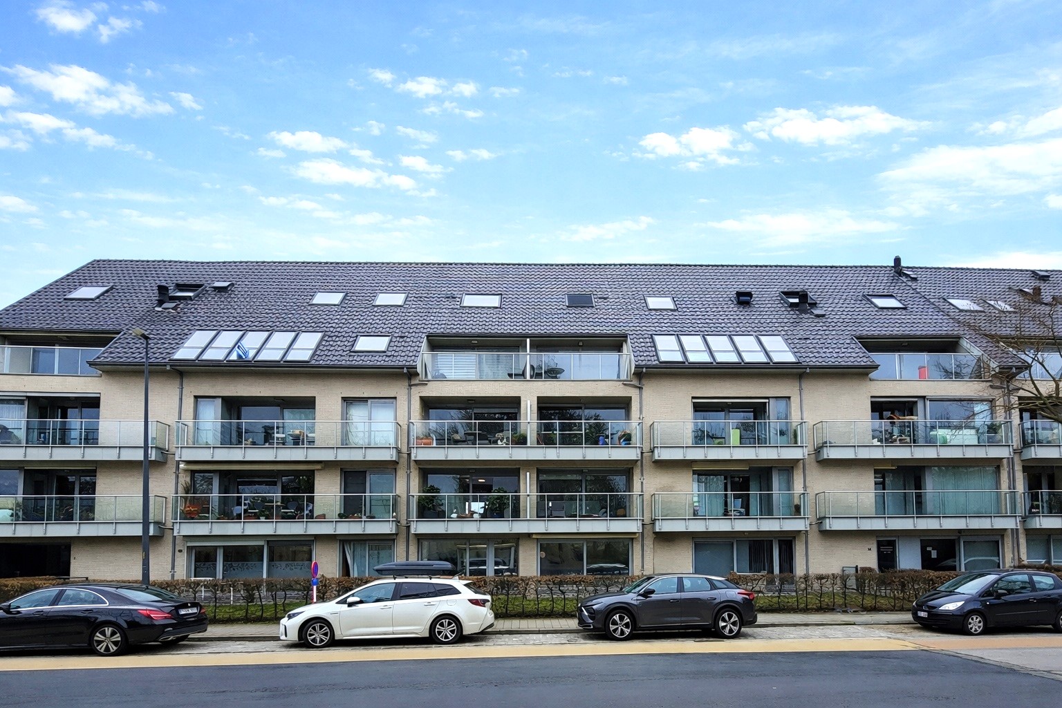 Dit aangename gelijkvloers appartement van bouwjaar 2010 is rustig gelegen in het dorp en biedt comfortabel wonen zonder gemeenschappelijke kosten.  - foto 2