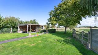 Fantastische villa op een groot en zonnig perceel van 1362 m², rustig gelegen in een doodlopende straat van een mooie villawijk. Grote tuin met een schitterend uitzicht achteraan. Zonder twijfel één van de beste locaties te Knokke-Heist.<br /><br />Deze tot in de puntjes verzorgde villa werd kwalitatief gebouwd en is mee met de hedendaagse energienormen. Zo werd de villa uitgerust met 34 zonnepanelen en wordt de villa verwarmd a.d.h.v. een warmtepomp, gekoppeld aan de vloerverwarming (zowel beneden als boven). Verder geniet de villa een grote inpandige garage met laadpunt en voldoende parking op het perceel zelf. <br /><br />Naast de vele troeven die deze villa te bieden heeft is de tuin misschien wel de mooiste troef. Een ongelooflijk mooie tuin, prachtig aangelegd en genietend van heerlijke zichten op de velden. Vrij zeldzaam op grondgebied Knokke-Heist.<br /><br />De villa beschikt over een uitzonderlijk woonvolume (312 m²) en werd als volgt ingedeeld: een grote inkomhal met 5m28 plafondhoogte en een aparte bureau of logeerkamer. Via een dubbele glazen deur komt u terecht in een schitterende woonkamer opgedeeld in een zit- en eetplaats en een volledig uitgeruste leefkeuken met rechtstreekse toegang naar de tuin. Naast de keuken nog een praktische bijkeuken/wasplaats en toegang naar een grote & brede inpandige garage. Boven zijn er 3 volwaardige slaapkamers (waarvan 1 met zijn eigen walk-in dressing), een apart toilet en een royale badkamer met douche, bad en sauna. Grote en verzorgde opbergzolder op de derde bouwlaag.<br /><br />Op het perceel zelf nog 2 regenputten, 2 zonneluifels, een alarmsysteem, voldoende parking en meerdere terrassen in de zon. Absoluut een bezoek waard.<br /><br />Bezoeken of meer informatie?<br />Contacteer Sacha Vanrafelghem op GSM 0487/43.79.10.