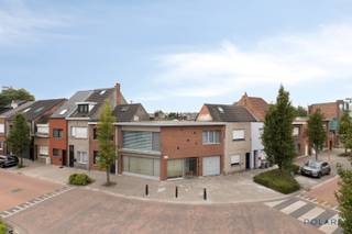 Bent u op zoek naar een zorgeloze investering met onmiddellijk rendement? Dit instapklare opbrengsteigendom in Hemiksem biedt u 2 appartementen, een garage en tal van troeven voor de slimme investeerder of koper.<br /><br />Met de huidige en potentiële huurprijzen kan dit gebouw een zeer interessant rendement opleveren, wat het tot een bijzonder aantrekkelijke investering maakt.<br /><br />Het vergunde gebouw onderging een renovatie en werd over de jaren heen goed onderhouden. Zo werd het dak geïsoleerd en de ramen vernieuwd, wat zorgt voor een hedendaags comfort en lage energiekosten.<br /><br />Gelijkvloers:<br />Appartement van circa 70 m² is momenteel verhuurd aan €700 per maand en EPC-label C. <br /><br />Verdieping 1:<br />Appartement van circa 100 m² met 2 slaapkamers en een EPC-Label B.<br />Dit appartement wordt momenteel bewoond door de eigenaars. Staan open om het te huren voor een korte periode na akte.<br /><br />Goed voor een haalbaar bruto-rendement van +- 5%.<br /><br />Beide appartementen beschikken over een conforme elektriciteitskeuring en een conformiteitsattest wat een zorgeloze investering garandeert. Daarbovenop beschikt het gebouw over een garage van 25 m², die kan dienen als extra opslag of als bijkomende verhuureenheid.<br /><br />Dankzij de ligging nabij winkels, scholen en openbaar vervoer, en met een vlotte verbinding naar Antwerpen en omliggende gemeenten, is dit eigendom niet alleen aantrekkelijk als investering maar ook ideaal voor wie op zoek is naar een combinatie van eigen bewoning en opbrengst. Plannen op www.polares.eu