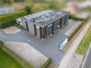 Ingerichte kantoorverdieping van ca. 250 m² met bijhorende private parking te huur in Kuurne.Kantoorgebouw bestaande uit: > gelijkvloers van ca...