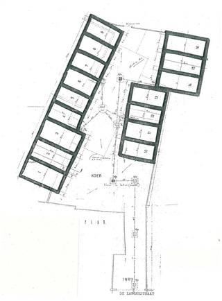 Garagebox (nr 14 op het plan) te huur in de De Langhestraat, een zijstraat van de Korenmarkt.<br />Opp. garagebox = 15m² (2,5m breed x 6m diep)<br />Kantelpoort garagebox (2,10m breed x 1,90m hoog)<br />Huurprijs = 120€/maand.<br />Onmiddellijk beschikbaar.<br />Op deze locatie in het hart van de binnenstad zijn dit type garageboxen schaars en gegeerd. Wees er dus snel bij!<br />Wenst u meer info en/of een bezoek ter plaatse?<br />Neem dan contact met Anne Raets (0471/57 12 13) of via mail info@buro14.be.