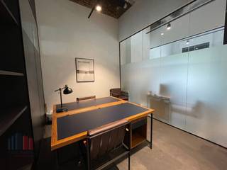 Dit kantoor, gelegen op de <strong>derde verdieping</strong> van een karakteristiek pand, biedt een uitstekende werkruimte en is gelegen in het hart van Gent, vlakbij de <strong>R4 </strong>en direct<strong> aan het water</strong>.<br /><br />Het pand straalt <strong>klasse</strong> uit en heeft een bijzondere <strong>architectonische stijl </strong>die elke werkdag een vleugje charme en inspiratie biedt. De kantoorruimte is volledig<strong> instapklaar</strong> en kwalitatief afgewerkt met moderne voorzieningen die het dagelijkse werkplezier verhogen. Tot de faciliteiten behoren een uitgeruste kitchenette, sanitaire voorzieningen, airconditioning, douches, een ontspanningsruimte en vergaderzalen.<br />Daarnaast is er een gezellige bar waar medewerkers kunnen ontspannen en netwerken.<br />Het aangeboden prijsvoorstel is all-in voor de volledige kantoorruimte met plaats voor <strong>10 werkplekken</strong>. Mocht u andere oppervlaktes overwegen, zijn er ook alternatieve opties beschikbaar om aan uw specifieke behoeften te voldoen. De ruimte is onmiddellijk beschikbaar, zodat u snel kunt beginnen met uw werkzaamheden in deze inspirerende omgeving.<br /><br />Voor meer informatie, gedetailleerde plannen of een vrijblijvend bezoek aan de locatie, kunt u contact opnemen met <strong>PANORAMA B2B GENT </strong>via telefoonnummer <strong>09 225 09 02</strong>. Ons team staat klaar om u te helpen bij het vinden van uw ideale kantoorruimte en om al uw vragen te beantwoorden.