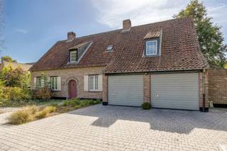 <p><span><span>Karaktervolle landelijke woning met 4 slaapkamers en ruime tuin te Rijmenam (Bonheiden).</span></span><br /><br /><span><span>De woning werd gebouwd in 1978, geïnspireerd door de authentieke Brabants-Kempische hoevestijl en met bijzondere aandacht voor traditioneel vakmanschap en materialen. </span></span></p><p><span><span> </span></span></p><p><span><span>Het genuanceerde metselwerk, het imposante pannendak, de houten luiken, zichtbare balkstructuren, terracottavloeren en de monumentale open haard geven de woning de warme uitstraling van een historische hoeve. Het gebruik van recuperatiematerialen zoals de houten balken en de binnendeuren benadrukken de authenticiteit die bij de bouw van deze woning werd nagestreefd. </span></span></p><p><span><span> </span></span></p><p><span><span>Op het gelijkvloers geeft de inkomhal, met gastentoilet en imposante trap naar de verdieping, toegang tot de royale, lichtrijke leefruimte met gezellige zit- en eethoek. De opkamer links van de eetkamer is momenteel ingericht als gerieflijk thuiskantoor, terwijl aan de rechterkant een keuken met de nog originele inrichting voldoende ruimte biedt voor een gezellige ontbijthoek. Aanpalend aan de keuken bevindt zich de achterinkom met toegang tot de tuin én tot een grote open ruimte waarin de wasplaats, de garage voor 2 wagens en de technische installaties zijn ondergebracht. Voor de autoliefhebbers is in de garage een smeerput aanwezig.</span></span></p><p><span><span> </span></span></p><p><span><span>Op de verdieping bevinden zich 4 ruime slaapkamers waarvan één werd ingericht als atelier. Dit atelier kan opgesplitst worden in twee afzonderlijke slaapkamers, wat deze woning ideaal maakt voor grote gezinnen. Verder vind je op deze verdieping nog een ruime badkamer met ligbad en een afzonderlijke douchekamer. In de nachthal geeft een luik met uitklapbare trap toegang tot de bergzolder, dewelke zich over de volledige breedte van de woning uitstrekt.</span></span></p><p><span><span> </span></span></p><p><span><span>Buiten is het volop genieten in de zuidwest gerichte, mooi aangelegde tuin of op het zonnige terras met zonneluifel.</span></span></p><p><span><span> </span></span></p><p><span><span>De woning is rustig gelegen in een aangename residentiële en groene omgeving, met een landelijk karakter. Bonheiden, Putte en Mechelen zijn van hieruit vlot bereikbaar. Winkels, scholen en dagelijkse voorzieningen bevinden zich op korte afstand, terwijl de omliggende natuurgebieden en landelijke wegen tal van wandel- en fietsmogelijkheden bieden.</span></span></p><p><span><span> </span></span></p><p><span><span>Ben je op zoek naar een rustig gelegen, karaktervolle, rustieke woning, dan is dit misschien wel iets voor jou!</span></span><br /><span><span>Interesse? Contacteer ons via 0479/01.01.01!</span></span></p>