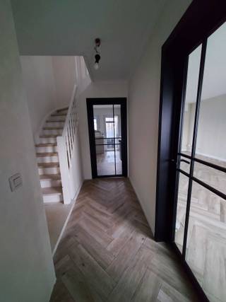 Halfopen bebouwing met oprit, garage, tuin en veranda.Gelijkvloers: Inkomhal, wc, living, keuken, veranda, garage, tuin.1e verdieping: badkamer, 3...