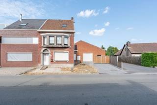 BIEDEN VANAF 495.000,00 EURO!<br /><br />Deze eigendom met magazijn is perfect gelegen, op wandelafstand van station en centrum Waregem. Naast de woning is er een oprit aanwezig om gemakkelijk het magazijn te bereiken.<br /><br />Bij het betreden van de inkomhal van deze woning, is er aan rechterkant toegang tot de ruime living. Rechtdoor is er toegang tot de keuken, waar er ook een kelder aanwezig is en één extra deur naar de living. De oprit is te bereiken via de achterdeur in de keuken. Hier hebben we ook nog een doorgang naar de wasruimte en het ruimte magazijn van circa 500 m². Hier is eveneens een grote poort aanwezig.<br /><br />Via de trap in de inkomhal komen we terecht op de eerste verdieping. Deze omvat een ruime badkamer met douche - bad - dubbel lavabomeubel en afzonderlijk toilet. Een zeer ruime slaapkamer en nog een kleinere slaapkamer, alsook een hele leuke dressing. <br /><br />De tweede verdieping is te bereiken via een vaste trap. Hier is er een grote slaapkamer met dressing- of bureauruimte achter de kamer aanwezig.<br /><br />Faciliteiten:<br />- Gelijkvloerse verdieping + trappenhal te renoveren;<br />- Eerste en tweede verdieping gerenoveerd;<br />- Boiler (stookolietank) circa 3 jaar;<br />- Stadswater;<br />- Elektriciteit conform tot 2038;<br />- Magazijn 380 V / Woning 230 V.<br /><br />Deze woonst met magazijn kan morgen van u zijn. Plan NU uw afspraak in met Dominique: +32 476 77 31 31.