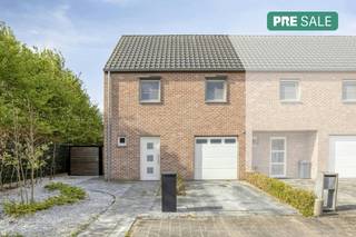 Halfopen huis te koop in Ieper met 3 kamers, garage en tuin. Deze woning van 2014 is volledig afgewerkt en instapklaar. Ideaal voor wie op zoek is naar een woning zonder werk. Gelegen in de Zesde-Lansierslaan 12C op fietsafstand van het centrum van Ieper, op een mooi perceel van 441m².INDELINGGelijkvloers: Inkomhal met apart toilet - woonkamer voorzien van zithoek met TV wandmeubel op maat, eetplaats en open leefkeuken - praktische berging/wasplaats - garage met extra bering - zonnige tuin met terras, tuinhuis en uitweg naar de straat - twee private parkeerplaatsen voor de woning.Eerste verdieping: Master-bedroom met inbouwkasten - twee slaapkamers - ruime badkamer met lavabomeubel, douche, ligbad en toilet.Verder heeft deze woning nog een erg ruime zolder.TROEVENRustig gelegenBouwjaar 2014Gunstig EPC Elektriciteit conformAirco met warmtepompMaatkasten Elektrische rolluiken De eigendom wordt aangeboden via de Pre-sale formule. Op 09/05/2026 tussen 10:00 en 12:00 kan u de woning op afspraak komen bezichtigen en een bod uitbrengen. De vermelde prijs is een instelprijs. Voor meer info, gelieve contact op te nemen met de dossierverantwoordelijke.Bestuursmaatregelen in het maatregelenregister: nee