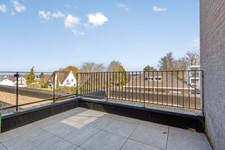 Welkom in deze charmante en energiezuinige assistentiewoning, ideaal gelegen in het centrum van Kortessem. Hier geniet u van rust, comfort én...