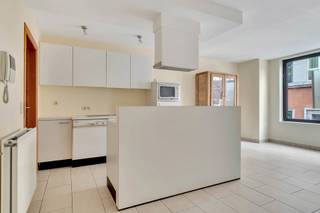 <p>In het centrum van Hasselt vind je dit comfortabele appartement van 59m² met één slaapkamer, balkon en EPC-label B. Dankzij de centrale ligging, de praktische indeling en de beperkte algemene kosten is dit appartement interessant voor zowel eigen bewoning als investering.</p><p>Het appartement bevindt zich op de eerste verdieping en is bereikbaar via de trap. Bij het binnenkomen kom je terecht in een lichtrijke woonkamer die mooi aansluit op de open keuken. De grote ramen brengen veel natuurlijk licht binnen en geven de leefruimte een aangename, warme sfeer. De open indeling zorgt voor een vlot geheel en maakt efficiënt gebruik van de beschikbare oppervlakte.</p><p>De slaapkamer bevindt zich aan de rustige achterzijde van het appartement. Van hieruit heb je rechtstreeks toegang tot het balkon, een gezellige buitenruimte waar je rustig kunt genieten van een kop koffie of even kunt ontspannen na een drukke dag.</p><p>Het appartement werd gebouwd in 1997 en beschikt over een gunstig EPC-label B. Daarmee combineert het een comfortabele woonomgeving met een energiezuinig karakter. Ook praktisch is het appartement aantrekkelijk: binnen de mede-eigendom zijn er nagenoeg geen algemene kosten.</p><p>Momenteel is het appartement verhuurd. Daardoor vormt het niet alleen een interessante woonoplossing voor starters of alleenstaanden, maar ook een aantrekkelijke opportuniteit voor investeerders die op zoek zijn naar een appartement in Hasselt met bestaande verhuur.</p><p>De ligging vormt een bijkomende troef. Winkels, restaurants, openbaar vervoer en tal van andere voorzieningen bevinden zich in de onmiddellijke omgeving, waardoor je alles wat Hasselt te bieden heeft vlot bereikt.</p><p>Ben je op zoek naar een energiezuinig appartement met één slaapkamer en balkon in het centrum van Hasselt? Neem dan gerust contact met ons op voor meer informatie of om een bezoek in te plannen.</p>