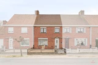 <p><span>Maison familiale avec 3 chambres et sortie dans une rue calme à Oostrozebeke</span></p><p><span> </span></p><p><span>Cette maison familiale sur un terrain de 190 m² est située dans une rue calme juste à l'extérieur du centre d'Oostrozebeke. </span></p><p><span>Les commerçants, les écoles, les crèches et le centre du village d'Oostrozebeke sont accessibles à vélo. </span></p><p><span> </span></p><p><span>TROEVEN<br />- Route à l'arrière</span></p><p><span>- Le toit a été isolé il y a une dizaine d'années<br />- Double vitrage partout (>2000) avec volets roulants </span></p><p><span> </span></p><p><span>DESCRIPTIF - surface habitable 138 m²</span></p><p><span>Rez-de-chaussée : hall d'entrée - séjour lumineux avec coin salon et coin repas - cuisine - accès à la cave sèche - toilettes - extension avec toilettes et douche</span></p><p><span>premier étage : 3 chambres spacieuses - toilettes - trappe d'accès au grenier isolé</span></p><p><span>Le jardin orienté au sud avec terrasse est un plaisir pour se détendre. A l'arrière, il y a un garage avec sortie sur la Dentergemstraat et un débarras.</span></p><p><span><br />Vous voulez être surpris par les nombreuses possibilités qu'offre cette propriété ? N'hésitez pas à contacter Ellen : 0474 86 04 52 ou ellen@heritagevastgoed.be</span></p><p><span> </span></p><p><span>Info :</span></p><p><span>- EPC : label E | 500 kWh/m² </span></p><p><span>- Urbanisme : en cours d'application</span></p><p><span>- Analyse de l'eau : note B pour le terrain, note A pour le bâtiment</span></p><p><span>- La surface habitable mentionnée ci-dessus se réfère à la surface brute telle que mentionnée dans le certificat EPC</span></p><p><span>- Ce bien peut être soumis à l'obligation de rénovation imposée par le gouvernement flamand. Consultez le site web de l'Agence flamande de l'énergie et du climat pour plus d'informations. </span></p><p><span> </span></p><p><span> </span></p>