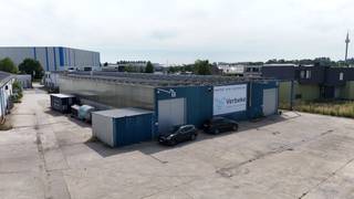 Magazijnruimte van 560m² is uitstekend gelegen in Deinze, op slechts 1 km van de E17. Dankzij deze strategische ligging geniet u van een vlotte verbinding naar Kortrijk, Gent en Antwerpen.<br /><br />Het magazijn beschikt over een vrije hoogte van 5 meter, een automatische sectionale poort en een polybetonvloer, waardoor de ruimte geschikt is voor diverse opslag- en logistieke activiteiten.<br />Daarnaast is er een mezzanine van 57 m², ideaal als extra opslagruimte. Buiten beschikt het pand over 185 m² verharde buitenruimte, perfect geschikt voor parkeergelegenheid en/of buitenstockage.<br /><br />Onmiddellijk beschikbaar.<br /><br />Contacteer Henry Van Tornhout voor bijkomende inlichtingen of een vrijblijvend plaatsbezoek via 0474 13 37 93 of via henry@kmovastgoed.be<br /> 