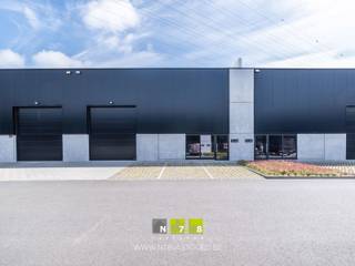 <strong>UNIT B12 IN BEDRIJVENPARK OOSTERRING TE GENK.</strong><br /><br /><strong>ALGEMEEN</strong><br />Dit nieuwe bedrijvenpark is gelegen te Genk en omvat 20 kwalitatieve KMO-units evenals een representatieve toonzaalruimte. De oppervlaktes variëren van ca. 146 m² tot 922 m². De site is strategisch gelegen langs de Oosterring en geniet van een uitstekende bereikbaarheid via de E313, E314 en de N76. Dankzij deze ligging is een vlotte verbinding naar omliggende steden gegarandeerd.<br /><br /><strong>PROJECT</strong><br />Het project omvat 20 bedrijfsunits en een toonzaal en wordt gerealiseerd met duurzame en kwalitatieve materialen. De units worden casco opgeleverd, met mogelijkheid tot verdere afwerking op maat van de koper. De moderne architectuur en uniforme uitstraling zorgen voor een professionele en hedendaagse werkomgeving met maximale visibiliteit.<br /><br /><strong>KENMERKEN KMO-UNITS</strong><br />- Minimaal 6m vrije hoogte onder de liggers.<br />- Geen tussenkolommen.<br />- Rookluiken conform eigen studie, bouwaanvraagplannen louter ter informatieve titel, 1.80m x 3.00m.<br />- Sectionaalpoort 4.00 m x 4.50 m.<br />- Glazen inkomgedeelte met enkele glazen draaideur.<br />- Bijhorende parkeerplaatsen.<br />- Draagkracht vloer: 3000 kg/m².<br />- Geïsoleerde sandwichpanelen voor thermisch/akoestisch comfort, donkere uitvoering bovenop een lichtgrijze plint.<br />- Wit gelakte staalplaat.<br />- Scheidingswanden tussen units in prefab beton 14 cm of gelijkwaardig.<br />- Vergund en ingericht als brandklasse C.<br /><br /><strong>KENMERKEN KANTOOR</strong><br />- Visibiliteit langs Oosterring.<br />- Modern ontwerp en realisatie.<br />- Grote glaspartij in alle gevels in aluminium.<br />- Geïsoleerde sandwichpanelen voor thermisch/akoestisch comfort.<br />- Bijhorende parkeerplaatsen.<br />- Eventuele binnenafwerking in samenspraak met ontwikkelaar.<br /><br />Bekijkt u deze advertentie via een aanverwante vastgoedsite, surf dan zeker naar onze website www.N78vastgoed.be voor een uitgebreide beschrijving en foto's. Meer info: +32 (0)89 86 18 88 of info@N78vastgoed.be.