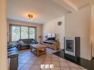 <span><strong>GOED ONDERHOUDEN WONING MET VERANDA, GARAGE EN TUINHUIS OP EEN PERCEEL VAN 5A43CA TE MAASEIK (WURFELD) <br /><br />TROEVEN<br /></strong>- Gelegen in een rustige woonomgeving. <br />- Nabij het centrum van Maaseik. Alle belangrijke voorzieningen in de buurt! <br />- EPC-D: geen renovatieverplichting! <br />- Ruime veranda met zicht op de tuin. <br />- Airco in 1 slaapkamer. <br />- Rolluiken.<br />- Vrijstaande garage. <br />- Overdekt terras met zicht op de tuin. <br />- Aangelegde voortuin en achtertuin. <br /><strong><br />KELDERVERDIEPING (-01) <br /></strong>- Traphal (1,90m x 4,20m = 7,98m²): trap naar het gelijkvloers, betonvloer.<br />- Kelder (4,00m x 4,20m = 16,80m²): Cv-installatie stookolie, betonvloer. <strong><br /></strong><strong><br />GELIJKVLOERS 00<br /></strong>- Inkomhal (4,20m x 1,95m = 8,19m²): trap naar verdieping 1, tegelvloer. <br />- Woonkamer (L-vorm) ((4,00m x 8,70m) + (2,30m x 3,50m) = 42,85m²): pelletkachel, deur naar de kelder, natuurlijk lichtinval door raampartijen, tegelvloer. </span><br /><span>- Keuken (4,00m x 3,00m = 12,00m²): ingerichte keukenwand met onderkasten, bovenkasten, vaatwasser, spoelbak, inductiekookplaat, dampkap, oven, koelkast, tegelvloer. </span><br /><span>- Toilet (1,35m x 1,20m = 1,62m²): zittoilet, spoelbakje, tegelvloer. </span><br /><span>- Veranda ((2,90m x 5,50m) + (1,80m x 1,25m) = 10,65m²): schuifraam naar tuin en terras, veel natuurlijk lichtinval, tegelvloer.</span><br /><br /><span><strong>VERDIEPING</strong> <strong>+01</strong></span><br /><span>- Overloop (3,00m x 1,80m = 5,40m²): trap naar het gelijkvloers, luik naar de zolder, laminaat. <br />- Badkamer (3,25m x 2,40m = 7,80m²): ingericht badmeubel met enkele lavabo, onderkasten, spiegel, kolomkasten; ligbad, douchecabine, ventilatie, wandbetegeling, pvc-vloer. <br />- Slaapkamer 1 (3,95m x 3,90m = 15,41m²): inbouwkasten, laminaat. <br />- Slaapkamer 2 (3,50m x 4,50m = 15,75m²): airco, laminaat.<br />- Wasplaats/toilet (1,80m x 1,80m = 3,24m²): aansluiting wasmachine/droogkast, zittoilet, wandbetegeling, steentapijt. <br /><br /><strong>VERDIEPING</strong> <strong>+02 ( bereikbaar via luik) </strong><br />- Zolderruimte (8,30m x 6,00m = 49,80m²) : nog verder in te richten. </span><br /><br /><span><strong>EXTERIEUR<br /></strong></span>- Aangelegde voortuin. <br />- Metalen toegangspoort naar oprijlaan. <br /><span>- Beklinkerde oprit naar de garage. <br />- Garage (4,50m x 6,00m = 27,00m²): automatische sectionale poort, klinkers. <strong><br /></strong>- Overdekt terras (4,70m x 2,50m = 11,75m²): regenwaterput, klinkers. <br />- Volledig aangelegde en omheinde achtertuin. <br />- Tuinhuis & zitruimte (3,00m x 5,50m = 16,50m²). <br /><span><br /></span><br />Bekijkt u deze advertentie via een aanverwante vastgoedsite, surf dan zeker naar onze website <strong>www.N78vastgoed.be</strong> voor een uitgebreide beschrijving en foto's. <strong>Meer info: +32 (0)89 86 18 88 of info@N78vastgoed.be.</strong></span>