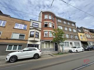 UCCLE Proche du Parc Duden et du Parc de Brugmann ainsi que toutes les commodités, appartement 1 chambre avec bureau/dressing de +/- 77m² situé au...