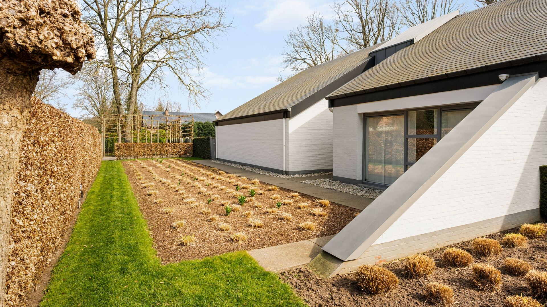 Exclusieve architecturale villa op toplocatie en prachtige tuin op een perceel van 2248m² in Zutendaal. - foto 5