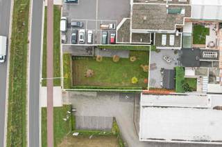 <p>Aan de Brusselsesteenweg 458 in Mechelen, achterliggend aan de Zemstbaan 5, bieden wij een perceel grond van <strong>352 m²</strong> (Lot 2) te koop aan. Het perceel is vlot bereikbaar en geniet een strategische ligging langs een belangrijke invalsweg.</p><p></p><p><strong>Belangrijk:</strong> dit betreft <strong>geen bouwgrond</strong>. Het perceel beschikt momenteel niet over een afzonderlijke bouwtitel voor residentiële bebouwing.</p><p>Door zijn ligging en context biedt het perceel <strong>mogelijk projectmatig ontwikkelingspotentieel</strong>. Geïnteresseerde partijen kunnen de ontwikkelingsmogelijkheden onderzoeken in functie van hun project. </p><p></p><p><strong>Troeven</strong></p><ul><li><p>Perceel van ca. <strong>352 m²</strong> (Lot 2).</p></li><li><p>Strategische ligging aan de Brusselsesteenweg (N1).</p></li><li><p>Achterliggend bereikbaar via de Zemstbaan.</p></li><li><p>Interessant voor investeerders en projectontwikkelaars die de mogelijkheden verder wensen te onderzoeken.</p></li></ul>