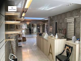 Klassevol winkelpand in Oudenaarde:Ontdek deze unieke kans om een klassevol winkelpand te huren in het hart van Oudenaarde. Met een centrale ligging biedt dit pand een uitstekende zichtbaarheid en toegankelijkheid voor potentiële klanten.Kenmerken:Sanitair en Kitchenette: Het pand is voorzien van moderne sanitaire voorzieningen en een handige kitchenette, waardoor het ideaal is voor diverse commerciële activiteiten.Opslagruimte in Kelder: Profiteer van extra opslagruimte in de kelder, waardoor u voldoende plaats hebt om voorraden op te slaan en uw winkel efficiënt te beheren.Onmiddellijk Beschikbaar: Start uw onderneming zonder vertraging, aangezien het pand onmiddellijk beschikbaar is.Locatie:Gelegen in het levendige Oudenaarde, bevindt het pand zich te midden van winkels, restaurants en andere lokale voorzieningen. De ideale plek om uw bedrijf te laten groeien.Voor meer informatie of om een bezichtiging te regelen, neem gerust contact met ons op. Dit is uw kans om een succesvolle onderneming te beginnen in een aantrekkelijk en goed uitgerust winkelpand.Wacht niet langer en grijp deze unieke kans!