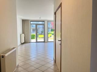 Welkom in dit gelijkvloersappartement in het hart van Hombeek, een ideale plek voor wie op zoek is naar comfort en modern wonen. Bij binnenkomst wordt u verwelkomd in een ruime woonkamer die baadt in natuurlijk licht, dankzij de grote ramen die uitkijken op het aangename terras. Dit terras is de perfecte plek om te ontspannen en biedt een prachtig uitzicht op de gemeenschappelijke tuin. De open keuken is volledig uitgerust, wat uitnodigt tot culinaire creativiteit. Het appartement beschikt over twee comfortabele slaapkamers en inkomhal met 3deurs vestiarekastDe badkamer is voorzien van een inloopdouche en zorgt voor een ontspannen plek om de dag af te sluiten. De locatie biedt een uitstekende verbinding met het openbaar vervoer en nabijgelegen winkels.Het appartement beschikt eveneens over een ondergrondse autostaanplaats P48 met berging B48 Mis deze kans niet en plan vandaag nog een bezichtiging!