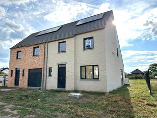 Op een steenworp van het centrum van Wingene ontwikkelt Hectaar vijf hedendaagse nieuwbouwwoningen. Deze zijn uitgerust met een lucht-water warmtepomp, wat resulteert in een aanzienlijk lagere energierekening en een duurzame woonomgeving. <br /><br />Deze woning wordt gebouwd op een perceel van 312m² en biedt een bewoonbare oppervlakte van 136,04 m². Dankzij de doordachte indeling, grote ruimtes en lichtrijke leefomgeving geniet u hier van maximaal wooncomfort. <br /><br /><strong>Extra troeven van de woning:</strong>
<ul>
	<li>Lichtrijke leefruimte met open keuken</li>
	<li>Vloerverwarming in combinatie met lucht-water warmtepomp</li>
	<li>3 ruime slaapkamers</li>
	<li>Mogelijkheid tot het plaatsen van een carport</li>
	<li>Zonnige tuinen</li>
	<li>Inclusief omheining. </li>
</ul>
Graag meer informatie?<br />Neem contact met ons op voor meer informatie of plan een afspraak.