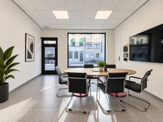 Op een<strong> CENTRALE EN COMMERCIËLE LIGGING</strong> in de Stationsstraat, pal in het <strong>HART VAN OUDENAARDE</strong>, bevindt zich deze veelzijdige eigendom die <strong>HANDEL EN WONEN </strong>op een bijzonder aangename manier combineert. Dankzij de uitstekende zichtbaarheid, centrale ligging en <strong>INSTAPKLARE STAAT </strong>vormt dit pand een mooie opportuniteit voor ONDERNEMERS, VRIJE BEROEPERS OF ZELFSTANDIGEN die wonen en werken willen samenbrengen. <br /><br />Het gelijkvloers beschikt over een <strong>HANDELSRUIMTE VAN CA. 80 M²</strong>, geschikt voor uiteenlopende commerciële of professionele activiteiten. Achteraan vormt de <strong>MOOIE STADSTUIN</strong> een absolute meerwaarde: een aangename en verrassend groene buitenruimte midden in de stad.<br />Het pand beschikt daarnaast over een <strong>RUIM EN INSTAPKLAAR APPARTEMENT MET DRIE VOLWAARDIGE SLAAPKAMERS</strong>, waardoor comfortabel wonen perfect gecombineerd kan worden met een eigen handels- of beroepsactiviteit.<br /><br />Ook op energetisch vlak is deze eigendom helemaal mee met haar tijd. Dankzij het <strong>UITSTEKENDE EPC-LABEL A </strong>geniet u van een <strong>ZEER ENERGIEZUINIG EN DUURZAAM PAND</strong>, wat zorgt voor een hoog hedendaags comfort en een laag energieverbruik.<br /><br />De ligging in de STATIONSSTRAAT, midden in Oudenaarde, combineert een uitstekende bereikbaarheid met alle voorzieningen van het stadscentrum binnen handbereik.<br />Een INSTAPKLARE, ENERGIEZUINIGE EN VEELZIJDIGE EIGENDOM waar ONDERNEMEN, WONEN EN GENIETEN VAN EEN EIGEN STADSTUIN perfect samenkomen! Ook voor wie op zoek is naar een RUIME STADSWONING ZONDER COMMERCIËLE ACTIVITEIT, vindt hier eveneens interessante mogelijkheden: MITS ENKELE AANPASSINGEN kan het handelsgedeelte mee geïntegreerd worden in de woonfunctie, waardoor een bijzonder ruime en veelzijdige stadswoning ontstaat.<br /><br /><span><u>Sommige beelden in deze publicatie werden met behulp van artificiële intelligentie gegenereerd!</u></span><br />