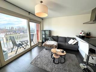 Recent appartement gelegen langs de Oude Veurnevaart met een mooi open zicht op het water.<br />Leuke woonkamer uitgevend op het terras en ruime open ingerichte keuken voorzien van alle comfort. <br />2 slaapkamers, badkamer met douche, lavabomeubel en toilet en praktische berging met aansluiting voor wasmachine.<br />Gelijkvloerse fietsenberging in het gebouw. Epc label A en conforme elektrische keuring!<br />Perfecte investering of leuk 2e verblijf met mooi uitzicht op het water.