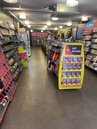 <p><span>Groot en praktisch handelspand op 1 van de 2 belangrijkste winkelstraten van de stad, op nog geen 100 meter van de Markt. Momenteel wordt dit pand gehuurd door Game Mania maar zij gaan hun verkoop grotendeels online verder zetten.Op het gelijkvloers is er een mooie open ruimte van 100 m² voorzien, maar ook het eerste verdiep en zolder bieden heel wat mogelijkheden (2X60m2) qua winkelruimte en/of stockageruimte. Mooie vitrine met zicht tot achteraan winkelpand.</span></p>