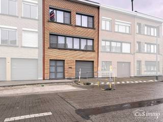 Piekfijn onderhouden bel-etagewoning met zonnige tuin, gelegen op wandelafstand van park Rozendaal.<br />Op het gelijkvloers bevindt zich een ruime inkomhal met apart gastentoilet en vestiaire. Daarnaast is er een bureel/hobbyruimte (ca. 8 m²) met aansluitend een praktische wasplaats en toegang tot de verzorgde tuin.<br />De eerste verdieping biedt een lichtrijke en royale woon- en eetkamer (ca. 44 m²) op mooie parketvloer, voorzien van een open haard. Vanuit de eetkamer bereik je het gezellige terras. De recente, volledig ingerichte keuken (ca. 7 m²) is uitgerust met een stenen werkblad, combi-oven (Miele), inductiekookplaat, dampkap en vaatwasser.<br />Op de tweede verdieping bevinden zich drie comfortabele slaapkamers (ca. 17 m² – 17 m² – 8 m²) en een ingerichte badkamer met ligbad, toilet en dubbel badkamermeubel.<br />Tot slot beschikt de woning over een garage met automatische poort op het gelijkvloers.