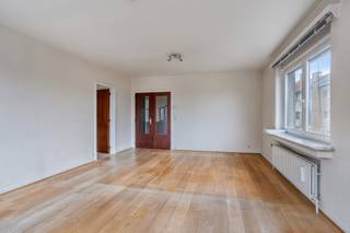 Dit 2-slaapkamerappartement met garage in Dilbeek is gelegen in een rustige omgeving op korte afstand van het centrum en bevindt zich op de...