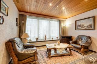 <p><strong>Charmante HOB-gezinswoning op een perceel van 2 are 84 ca te Drijvelden 3, 2200 Herentals</strong></p>
<p>Deze goed onderhouden woning is rustig gelegen in een aangename woonwijk en biedt een comfortabele woonomgeving op korte afstand van het centrum van Herentals.</p>
<p>Op het gelijkvloers beschikt de woning over een inkomhal, een lichtrijke leefruimte met zit- en eetplaats en een aansluitende, vernieuwde keuken. Verder bevinden zich hier een leuke veranda en de trap naar de volledig onderkelderde kelder.</p>
<p>De eerste verdieping omvat drie volwaardige slaapkamers en een badkamer. Via een valtrap bereikt u de zolderverdieping, die perfect kan dienen als extra opslagruimte of mogelijkheden biedt tot het creëren van bijkomende slaapkamers. Daarnaast is er een grote garage met sectionale poort voor stockage en het plaatsen van uw wagen.</p>
<p>Buiten geniet u van een aangename buitenruimte waar rust en privacy centraal staan. Het perceel biedt voldoende ruimte voor ontspanning of spelende kinderen.</p>
<p>Gunstig gelegen nabij scholen, winkels en openbaar vervoer, met een vlotte verbinding naar het centrum van Herentals en de E313.</p>
<p>EPC: 334 kWh/m²<br />UC: 20260203-0003790637-RES-1</p>