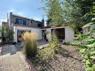 Deze eigendom is ideaal geschikt voor iedereen die nood heeft aan ruimte zowel in de woning als met de bijhorende werkplaats van 200m²Het woonhuis...