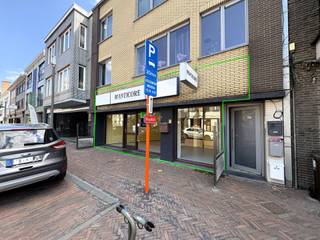 <strong>Ligging</strong><br />Instapklaar handelspand op een topligging pal in het centrum van Brakel, met gratis parkeergelegenheid in de nabije omgeving. Dankzij de centrale ligging is dit een ideale uitvalsbasis voor diverse handelsactiviteiten.<br /><br /><strong>Indeling</strong><br />Het handelspand beschikt over een mooie bruikbare vloeroppervlakte van 106 m². Vooraan bevindt zich een ruime vitrine die zorgt voor een uitstekende zichtbaarheid en visibiliteit. Het pand is geschikt voor verschillende handelsdoeleinden en werd in het verleden uitgebaat als speelgoedwinkel en bakkerij. Verder zijn een kitchenette en toilet met handenwasser aanwezig.<br /><br /><strong>Technisch</strong><br />EPC-label C. Centrale verwarming op aardgas. Mogelijkheid tot het plaatsen van lichtreclame aan de gevel. Beschikbaarheid bespreekbaar.<br /><br /><strong>Troeven</strong>
<ul>
	<li>106 m² bruikbare vloeroppervlakte</li>
	<li>Topligging in het centrum van Brakel</li>
	<li>Geschikt voor diverse handelsdoeleinden</li>
	<li>Gratis parkeergelegenheid</li>
	<li>Ruime vitrine</li>
	<li>Centrale verwarming op aardgas</li>
	<li>Lichtreclame mogelijk</li>
</ul>
<strong>Contact</strong><br />Interesse? Contacteer Realimmo via cedrik@real-immo.be voor meer informatie of een bezoek.