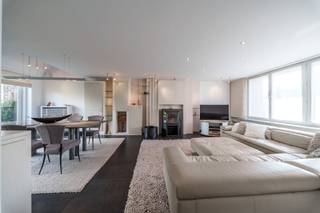 Nabij de groene long van Roeselare, in een rustige woonwijk, bevindt zich dit verrassend ruim en uitstekend onderhouden huis. Het huis werd gebouwd in 1986 op een perceel van net geen 400 m² en is doorheen de jaren met de grootste zorg onderhouden. Dit uit zich in hoogwaardige materialen en prachtig maatwerk. Met een bewoonbare oppervlakte van maar liefst 233 m² en een knap aangelegde tuin biedt dit huis een unieke combinatie van comfort, ruimte en (commerciële) mogelijkheden!<br /><br />Indeling van het huis:<br /><br />Gelijkvloers<br />- commerciële ruimte (voorheen een goeddraaiende winkel en kapperszaak), opgedeeld in 3 multifunctionele ruimtes<br />- bergruimte<br />- afzonderlijk toilet<br /><br />Eerste verdieping<br />- traphal met apart toilet<br />- lichtrijke woonkamer met stijlvolle ingebouwde kasten (Coopman Interieur) en een sfeervolle houtkachel<br />- volledig geïnstalleerde keuken (2022) afgewerkt met een corian werkblad en Miele-toestellen<br />- praktische berging<br />- zonnig dakterras met toegang naar de tuin<br /><br />Tweede verdieping<br />- 2 volwaardige slaapkamers<br />- 3e slaapkamer of dressing<br />- badkamer voorzien van douche, ligbad, dubbele wastafel en toilet<br /><br />Zolder<br /><br />Tuin & bijgebouwen<br />- groene oase met volledige privacy dankzij de doordachte beplanting en diverse terrassen<br />- afzonderlijk bijgebouw/bureel: perfect voor thuiswerk, een zelfstandig beroep of hobbyruimte<br />- wellnesszone met jacuzzi en verfrissende buitendouche<br />- handige fietsenberging<br /><br />Troeven op een rij:<br />- EPC A! Extreem energiezuinig en toekomstbestendig dankzij oa 26 zonnepanelen<br />- eindeloze commerciële en professionele mogelijkheden<br />- centrale, maar bijzonder rustige ligging nabij het centrum van Roeselare<br /><br />Zoek je een instapklaar huis met enorm veel ruimte, veelzijdige (commerciële) opties en een toplabel op energetisch vlak? Kom dan zeker de sfeer en mogelijkheden ter plaatse ontdekken!<br /><br />Bestuursmaatregelen in het maatregelenregister: nee