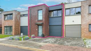 Bij ImmoFusion 7/7 “open huis” : klik op onze 3D-TOUR. <br />Ervaar vastgoed alsof je er zelf doorloopt!<br /><br /><br />Deze verzorgde woning, gebouwd in 2012, is gelegen in een rustige en kindvriendelijke omgeving in het Suskahof 16 te Heusden-Zolder. De woning beschikt over drie volwaardige slaapkamers en biedt een praktische indeling met veel natuurlijk licht.<br /><br /><br />Dankzij de dubbele beglazing geniet u van een aangenaam wooncomfort en een goede energieprestatie. Op een perceel van 3 are 20 centiare beschikt de woning over een onderhoudsvriendelijke buitenruimte, ideaal voor gezinnen of koppels die op zoek zijn naar comfortabel wonen.<br /><br /><br />De ligging combineert rust met een goede bereikbaarheid van winkels, scholen, openbaar vervoer en belangrijke verbindingswegen. Woningen in deze buurt dateren veelal uit 2012 en bevinden zich in een gegeerde residentiële omgeving.<br /><br /><br />Een ideale eigendom voor wie op zoek is naar een instapklare woning met drie slaapkamers op een rustige locatie.<br /><br /><br />Pluspunten:<br />- Recente woning (2012) <br />- 3 slaapkamers <br />- Drievoudige beglazing <br />- Energiezuinig <br />- Rustige, kindvriendelijke buurt <br />- Onderhoudsvriendelijk perceel van 3a20ca <br />- Instapklaar <br />- Goede bereikbaarheid van winkels, scholen en invalswegen<br /><br /><br />Maatregelen opgenomen in het Maatregelenregister: nee<br /><br /><br />Voor een afspraak of meer info, bel ons op 078/78.78.70, of kom gewoon binnen op ons kantoor. Steeds welkom!