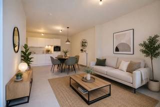 <p><span>Prachtige assistentiewoning gelegen in het hartje van Dendermonde </span></p><p><span> </span></p><p><span>Deze assistentiewoning is gelegen In het centrum van Dendermonde aan de Vlasmarkt, in het </span><span>project 'Prinsenhof'</span><span> </span><span>, beter gekend als het voormalige Zwartezusterklooster. Dit complex dat met respect voor de historische bouwstijl werd uitgewerkt en toch moderne uitstraling heeft, geeft u een echt thuisgevoel. </span><span>Midden in de stad maar tevens toch binnen een oase van rust en stilte</span><span> kan u genieten van een </span><span>actieve en sociale omgeving</span><span> met de nodige ondersteuning indien gewenst.</span></p><p><span> </span></p><p><span>De ruime lichtrijke flat, gelegen op de derde verdieping, is rolstoeltoegankelijk en voorzien van een eigen ingerichte keuken en badkamer met douche. Verder beschikt de flat over 1 ruime slaapkamer. </span><span>De flat is volledig geschilderd.</span></p><p><span> </span></p><p><span>De centrale ontmoetingsruimte, waar zich vroeger de kapel bevond, is een ideale ontmoetingsplek voor de bewoners. Het is een ruimte waar men gezellig kan bijpraten en iets kan drinken, alsook kan U genieten achteraan van de binnentuin, gemeenschappelijke terrassen en bibliotheek. Gemeenschappelijke activiteiten worden regelmatig vrijblijvend georganiseerd. Kan u wat hulp gebruiken of wilt u uw leven zorgelozer maken? Dankzij deze assistentie woning is dit helemaal mogelijk. Dankzij haar centrale ligging, hoeft u maar buiten te stappen en kan u nog steeds genieten van het stadsleven, de wekelijkse markt of een koffiekopje. Daarnaast zal </span><span>vzw Familiehulp</span><span> steeds ter beschikking staan om aan de zorgnoden en het comfort van de bewoner te beantwoorden. </span></p><p><span> </span></p><p><span>Deze woning biedt u een kwaliteitsvol leven en is volledig is aangepast aan uw noden. </span></p><p><span> </span></p><p><span>Kan u wat</span><span> </span><span>hulp gebruiken of wilt u uw leven zorgelozer maken</span><span>? Dankzij deze assistentie woning is dit helemaal mogelijk. Dankzij haar centrale ligging, hoeft u maar buiten te stappen en kan u nog steeds genieten van het stadsleven, de wekelijkse markt of een koffiekopje. Daarnaast zal </span><span>vzw Familiehulp</span><span> steeds ter beschikking staan om aan de zorgnoden en het comfort van de bewoner te beantwoorden.</span></p><h1><span> </span></h1><p><span></span><span>Kom dit fijne project bekijken op afspraak T. 052/55.55.55 | <span>info@immotwins.be</span></span><span> </span></p><p><span> </span></p><p><span> </span></p><p><span> </span></p><p><span> </span></p><p><span> </span></p><p><span> </span></p><p><span> </span></p>