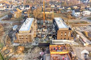 <p><strong>Park Gijsen: een kwalitatief, duurzaam en groen gelegen bouwproject in Leopoldsburg!<br />Koop dit appartement, inclusief kosten, parkeerplaats en berging aan +- €325.000,- </strong></p>

<p>Park Gijsen is omgeven door prachtig aangelegde tuinen en <strong><em>groene zones</em></strong>. De gemeenschappelijke buitenruimtes, inclusief een <strong><em>waterpartij</em></strong>, wandelpaden en een <strong><em>grote fietsenberging</em></strong>, bieden u een rustige en serene omgeving om te ontspannen en te genieten van <strong><em>de natuur</em></strong>.</p>

<ul><li>Zeer interessante opties voor investering</li><li>Eigentijdse architectuur</li><li>Tijdloze en kwalitatieve uitstraling</li><li>Warmtepomp &amp;amp; zonnepanelen</li><li>E-peilscore lager of gelijk aan 20</li></ul>

<p>Aankoop onder BTW-stelsel: 12% op de grondwaarde &amp;amp; 21% op het constructie-aandeel.<br />Autostandplaats te koop vanaf €17.000,- (exclusief kosten)</p>

<p>Kelderberging te koop vanaf €5.000,- (exclusief kosten)</p>

<p>Extra inlichtingen te verkrijgen op kantoor:</p>

<p>011 550 440 - info@eratournier.be</p>

<p> </p>