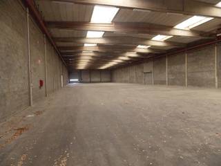 <br /><span>Magazijn Unit A : 1.863m² + kantoor 561m² - Magazijn Unit B : 957m² + kantoor 247m²<br /></span><br /><span>Gebouwspecificaties Unit A<br /></span><br />- 2 sectionele poort<br />- Gerenoveerde kantoren<br />- Beschikbaar vanaf augustus 2025<br />- LED verlichting<br />- Parkeerplaats beschikbaar<br /><br /><br /><span>Gebouwspecificaties Unit B<br /></span><br />- 1 sectionele poort<br />- Gerenoveerde kantoren<br />- Beschikbaar vanaf augustus 2025<br />- LED-verlichting<br />- Parkeerplaats beschikbaar