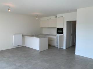 <p>Te Huur : modern gesloten appartement in de Pannestraat, hartje centrum Veurne.</p>

<p> </p>

<p>Dit appartement, combineert eigentijds comfort met een centrale ligging. Op wandelafstand vind je winkels, horeca en openbaar vervoer, waardoor je alles binnen handbereik hebt. De woning beschikt over twee slaapkamers en een ruim terras, ideaal om te genieten van de buitenlucht. Bovendien is er een private staanplaats voorzien, wat in het centrum een echte troef is.</p>

<p> </p>

<p>Belangrijkste ruimtes:<br />• Inkomhal<br />• Berging met aansluiting voor droogkast en wasmachine<br />• Apart toilet<br />• Badkamer met douche, dubbele wastafel in meubel en thermostatische kraan<br />• Woonkamer met veel lichtinval<br />• Keuken<br />• Twee slaapkamers<br />• Staanplaats<br />• Terras</p>

<p> </p>

<p>Troeven:<br />• Bouwjaar 2020 – instapklaar en modern<br />• Centrale ligging in het centrum van Veurne<br />• Private staanplaats inbegrepen</p>

<p> </p>

<p>Neem vandaag nog contact op met je ERA-makelaar voor een bezoek.</p>

<p> </p>

<p>AANMELDEN VIA DE ERA WEBSITE!</p>

<p> </p>

<p>JOUW DROOMAPPARTEMENT. ZO GEVONDEN!</p>