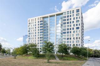 <p><span>Ontdek dit </span><span>verfijnde hoekappartement</span><span> in de prestigieuze residentie Louise-Marie, een architecturaal baken aan </span><span>het groene Hertogenpark</span><span> in de geliefde </span><span>Markgravewijk</span><span>. Het project, vormgegeven door </span><span>POLO Architects</span><span> en opgeleverd in 2022, verenigt </span><span>hedendaagse elegantie</span><span> met </span><span>panoramisch uitzichten</span><span>.</span></p><p><span>Gelegen op de </span><span>elfde verdieping</span><span> ontvouwt zich een </span><span>zee van licht</span><span>. De leefruimte baadt in openheid en trakteert u op </span><span>unieke vergezichten richting het Middelheimpark</span><span>. De</span><span> moderne open keuken</span><span> staat in directe verbinding met de woonkamer en opent naar het </span><span>royale zonneterras van ca. 15 m²</span><span>.</span></p><p><span>Twee serene slaapkamers </span><span>bieden rust en comfort, terwijl de </span><span>moderne badkamer met inloopdouche</span><span>, het aparte gastentoilet en de </span><span>praktische berging</span><span> het geheel compleet maken. De </span><span>zandkleurige schildertechnieken</span><span> in de woon- en slaapkamers creëren een</span><span> oase van rust</span><span> en tijdloze elegantie, terwijl de </span><span>doorlopende eiken parketvloer</span><span> elke ruimte verbindt in warmte en verfijning, waardoor een harmonieus en uitnodigend geheel ontstaat.</span></p><p><span>De residentie tilt wonen naar een hoger niveau met </span><span>exclusieve faciliteiten</span><span>: een </span><span>privatieve fitnessruimte</span><span>, een </span><span>beveiligde fietsenstalling met laadpunten</span><span> en de discrete service van een </span><span>conciërge</span><span>. Winkels, restaurants en supermarkten liggen op wandelafstand, terwijl u vlot aansluiting vindt naar het stadscentrum en de belangrijkste invalswegen.</span></p><p><span>Bijzonderheden</span></p><ul><li><span>Instapklaar hoekappartement</span><span> met hoogwaardige afwerking</span></li><li><span>Twee volwaardige slaapkamers en stijlvolle badkamer</span></li><li><span>Ruim zonneterras</span></li><li><span>Exclusieve faciliteiten</span><span>: fitness, fietsenstalling met laadpunten en conciërge</span></li><li><span>Autostaanplaats verplicht bij aan te kopen aan €36.000</span></li></ul><p><span>Bent u op zoek naar </span><span>een stijlvol appartement waar licht, uitzicht en comfort samenkomen</span><span> in de Markgravewijk? Contacteer ons via <span>thomas.onzia@urbainvastgoed.be</span></span><span> of bel 03 501 97 16 voor meer informatie of een bezoek.</span></p><p><span>Bodemattest en stedenbouwkundige inlichtingen in aanvraag.</span></p><p><span> </span></p>