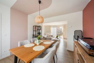 Vous recherchez un logement prêt à emménager dans lequel vous pourrez vous installer immédiatement ? Alors cette maison familiale bien entretenue vaut vraiment le détour. Située dans un cadre calme et agréable, cette propriété allie un cadre de vie confortable à un agencement pratique et à un jardin accueillant.Qu'est-ce qui rend cette maison unique ?La maison dispose d'un espace de vie lumineux, d'une cuisine fonctionnelle et de pas moins de 3 chambres à part entière, ce qui la rend parfaitement adaptée aux familles, aux jeunes couples ou à ceux qui souhaitent disposer d'un espace supplémentaire pour un bureau ou une salle de loisirs. Grâce à ses finitions soignées, la maison est entièrement prête à emménager.À l’extérieur, vous profiterez d’un joli jardin facile d’entretien, l’endroit idéal pour se détendre, laisser les enfants jouer ou passer des moments conviviaux en famille et entre amis.Atouts :Entièrement prête à emménagerSituation calme et agréable3 chambres à coucher à part entièreJardin agréable et facile d’entretienPièces à vivre lumineusesMaison familiale idéaleÀ qui cette maison convient-elle le mieux ?Parfaite pour les familles, les jeunes couples ou les personnes seules à la recherche d’une maison prête à emménager, offrant suffisamment d’espace, un joli jardin et un cadre de vie calme.