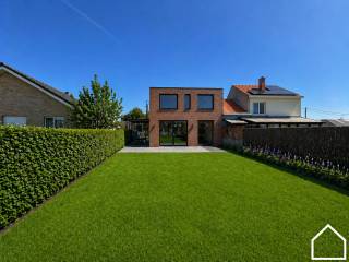 Nieuwbouwwoning te Houthulst.<br />Luxueuze instapklare half open woning met oprit en carport en zuidwestgerichte tuin in Houthulst.<br />Op zoek naar een luxueuze, volledig afgewerkte nieuwbouwwoning waar comfort, energiezuinigheid en hoogwaardige materialen centraal staan? Deze half open woning biedt alles om onmiddellijk zorgeloos te genieten.<br />Gelegen in een rustige doodlopende straat nabij het centrum combineert deze woning privacy met een vlotte bereikbaarheid. Met een bewoonbare oppervlakte van 165 m², een aanpalende carport en oprit en een volledig aangelegd perceel van 490 m², geniet je hier van ruimte en comfort op elk niveau.<br />Via de lichtrijke inkomhal met vestiaireplaats en apart gastentoilet kom je terecht in een ruime open leefruimte met moderne high-tech keuken. Grote raampartijen zorgen voor een aangename lichtinval en een directe connectie met het gezellige terras en de volledig aangelegde, zuidwest georiënteerde tuin.<br />Aansluitend aan de keuken bevindt zich een praktische berging/technische ruimte met extra toegang naar buiten. <br />Op de eerste verdieping bevinden zich 3 volwaardige slaapkamers, een bureau ruimte, en een luxueus afgewerkte badkamer met ligbad, inloopdouche, tweede toilet en dubbele lavabo. <br />Deze woning werd gebouwd met bijzondere aandacht voor kwaliteit en toekomstgericht wonen en is uitgerust met:<br />-	vloerverwarming op gelijkvloers en verdieping, individuele regeling per kamer
-	zonnepanelen
-	conforme elektrische intallatie
-	kwalitatief aluminium schrijnwerk
-	ventilatiesysteem
-	hoogwaardige vloer- en materiaalafwerking
-	volledig geplaatste verlichtingsarmaturen<br />Met een uitstekend E-peil van 6 en energielabel A geniet je van uitzonderlijk lage energiekosten.<br />Ook buiten zal alles volledig afgewerkt zijn: terras, oprit, paden, beplanting, afsluitingen enz…<br />Interesse? Contacteer ons vrijblijvend voor bijkomende informatie of een bezoek ter plaatse.

