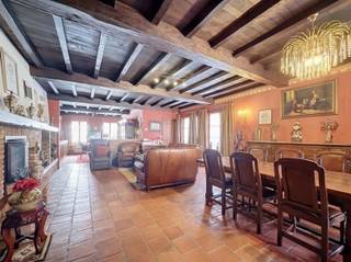 <p><span>Ruime halfopen bebouwing met 4 slaapkamers, garage en prachtige groene tuin.</span></p><p><span>Deze karaktervolle halfopen bebouwing combineert ruimte, charme en een rustige ligging in Sint-Pauwels. Via de inkomhal betreedt u de woning en komt u in de ruime woonkamer met authentieke houten balken en open haard sluit naadloos aan op de open, ingerichte keuken. Aansluitend bevindt zich een praktische berging met aansluiting voor wasmachine en droogkast.</span></p><p><span>De woning beschikt over twee badkamers. De eerste op het gelijkvloers is uitgerust met een douche en een toilet, de tweede op het verdiep met een ligbad, dubbele lavabo en een toilet. Op de eerste verdieping bevinden zich nog drie volwaardige slaapkamers. Via een vaste trap bereikt u de tweede verdieping met een vierde slaapkamer en een praktische zolderruimte.</span></p><p><span>De veranda naast de garage biedt een mooi zicht op de ruime, groene tuin waar u in alle rust kan genieten. Dankzij de garage en de ruime oprit is er bovendien voldoende parkeergelegenheid op eigen terrein.</span></p><p><span>De woning wordt verwarmd op aardgas en behaalt een gunstig EPC-label C, waardoor er geen renovatieverplichting geldt. </span></p><p><span>De ligging is een absolute troef: centraal gelegen in het landelijke Sint-Pauwels, nabij winkels, scholen en openbaar vervoer, met een vlotte verbinding naar Sint-Niklaas en de omliggende gemeenten.</span></p><p><span>Mis deze kans niet! Voor meer informatie of een bezoek, contacteer ons vandaag nog via 03 500 05 40.</span></p>
