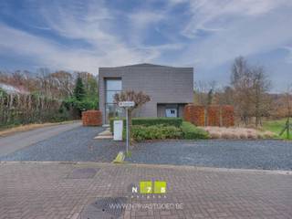 <span><strong>MODERNE VRIJSTAANDE WONING MET 3 SLAAPKAMERS OP EEN PERCEEL VAN 18A37CA TE LANKLAAR. <br /><br />TROEVEN<br /></strong>- Hedendaagse, stijlvolle woning.<strong><br /></strong>- Gelegen in een rustige, bosrijke omgeving.<br />- Volledig instapklaar! Afgewerkt met hoogwaardige materialen! <br />- Zeer energiezuinige woning : label A!<br />- Zeer ruime woning met een bewoonbare oppervlakte van 205 m2. <br />- Airco in de slaapkamers!<br />- Perceel van 18A37CA.<br />- Groot terras met uitzicht op de achtertuin.<br />- Ruime tuin aan de achterzijde van de woning.<br />- Vrijstaande garage.<br />- Volledig onderkelderd.<br /><strong><br />KELDERVERDIEPING -1 (169 m²) | </strong>aanwezigheid van verschillende ruimten en volledig onderkelderd. <strong><br /></strong><strong><br />GELIJKVLOERS 00<br /></strong>- Inkomhal ((3,74m x 1,00m) + (5,44m x 1,89m) = 14,02m²): trap naar verdieping 1, epoxy gietvloer. <br />- Woonkamer ((4,86m x 7,97m) + (1,89m x 3,62m) = 45,57m²): schuifraam naar het terras, veel lichtinval dankzij grote raampartijen, doorloop naar de keuken, epoxy gietvloer. </span><br /><span>- Keuken (6,90m x 6,20m = 42,78m²): keukenwand met onder-bovenkasten, lades, microgolfoven, combi-oven, koelkast, koffieapparaat; kookeiland met inductiekookplaat, dampkap, spoelbak, vaatwasser, geïntegreerde eettafel; airco, veel lichtinval door grote raampartij, epoxy gietvloer. </span><br /><span>- Toilet (1,70m x 1,06m = 1,80m²): spoelbakje, hangtoilet, epoxy gietvloer. </span><br /><span>- Berging (4,20m x 3,93m = 16,51m²): aansluiting wasmachine &amp; droogkast, badmeubel met enkele lavabo en onderlades, inloopdouche, toegang zijkant woning, epoxy gietvloer. </span><br /><br /><span><strong>VERDIEPING</strong> <strong>+01</strong></span><br /><span>- Overloop (1,17m x 10,00m = 11,70m²): trap naar het gelijkvloers, luik naar de bergzolder, keramische tegel. <br />- Badkamer (4,20m x 3,93m = 16,51m²): ingericht badmeubel met dubbele lavabo, lades, kolomkasten, spiegel met LED verlichting; ligbad, ruime inloopdouche met wandbetegeling, hangtoilet, keramische tegel. <br />- Slaapkamer 1 (3,60m x 4,22m = 15,19m²): airco, keramische tegel. <br />- Slaapkamer 2 (3,60m x 4,20m = 15,12m²): airco, keramische tegel. <br />- Slaapkamer 3 (4,20m x 3,90m = 16,38m²): airco, keramische tegel. <br />- Dressing: (3,60m x 2,60m = 9,36m²): keramische tegel. <br /><br /><strong>BERGZOLDER</strong> <strong>+02<br /></strong></span><br /><span><strong>EXTERIEUR<br /></strong>- Vrijstaande garage met reeds aanwezige voorzieningen voor plaatsing keuken en badkamer, houtkachel.</span><br /><span>- Aangelegde voortuin met beklinkerde oprijlaan.<strong><br /></strong>- Ruim terras: gepolierd betonvloer. <br />- Volledig omheinde tuin. <br />- Kabels voorzien voor verlichting in de tuin en elektrische toegangspoort.<br /><br /><strong>18 ZONNEPANELEN SINDS 31/07/2012</strong><br />- Opbrengst groencertificaat per 1000 kWh: 210 EUR.<br />- In de verkoopprijs zit het volledige zonnepanelensysteem begrepen (zonnepanelen, omvormer, collectoren e.a. toebehoren).<br />- Raming jaarlijkse kWh: 4500<br /><br />Bekijkt u deze advertentie via een aanverwante vastgoedsite, surf dan zeker naar onze website <strong>www.N78vastgoed.be</strong> voor een uitgebreide beschrijving en foto's. <strong>Meer info: +32 (0)89 86 18 88 of info@N78vastgoed.be.</strong></span>