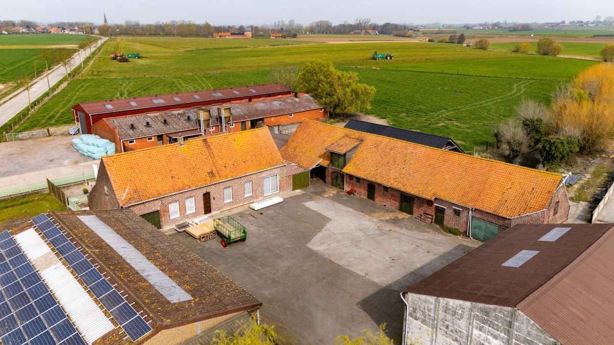 Mooi gelegen hoeve met loodsen op 2,5 ha te koop te Watou - foto 5