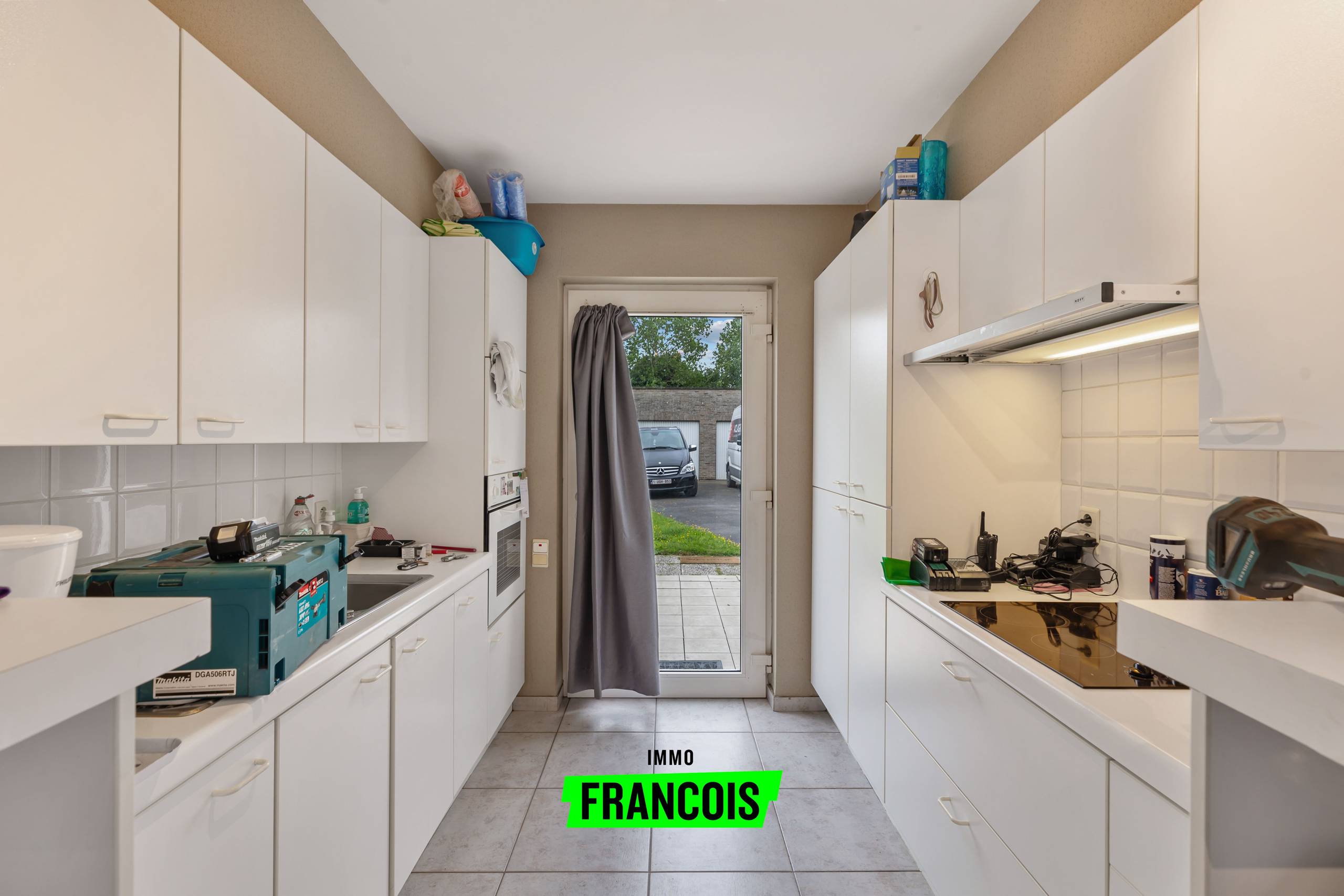 Opbrengsteigendom met twee ruime appartementen, tuin, garages en staanplaatsen te koop in Beernem - foto 3