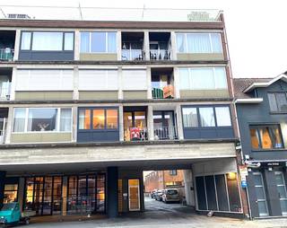 Deze studio bevindt zich op de 2<sup>e</sup> verdieping en is centraal gelegen op wandelafstand van openbaar vervoer, winkels, scholen, horeca, sportfaciliteiten, ..., en heeft een vlotte verbinding naar de omliggende gemeenten en de E17.  De studio bestaat uit een woonkamer met slaapgedeelte, een badkamer (douche en lavabo), een keuken en een apart toilet.  Vooraan is er nog een terrasje. Mooie investering met een rendement van meer dan 4%! Verhuurbaar tss 450 euro en 525 euro. Lift aanwezig. De studio is vrij bij akte.