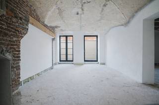 <span><strong>Ligging: </strong></span><br />deze casco kantoorruimte is gelegen op de toplocatie van Gent. <br />Aan de Kouter, het bruisende plein en temidden van het historische centrum met alle winkels, parkings, opera, ... op slechts enkele meters. <br />Centrale ligging met alle uitvalswegen in de nabije opgeving. <br /><br />Deze commerciële ruimte, gelegen in het binnengebied van de residentie B’eau Kouter, een schitterend project in het hartje van Gent.<br /><span>E</span><span>en klassevolle nieuwbouw met appartementen en commerciële ruimtes. <br /></span><br /><br /><span><strong>Indeling: </strong></span><br />deze casco kantoorruimte, circa 157m2, kan u zelf verder inrichten volgens uw eigen wensen en noden.<br />Charmante en authentieke elementen zijn hier nog terug te vinden. <br />Achteraan kan u een groen plekje creeëren.